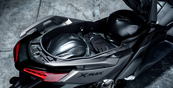 Bagasi yang luas (44.9 L) dan dilengkapi dengan lampu LED untuk mendukung aktifitas berkendara harian maupun touring jarak jauh.