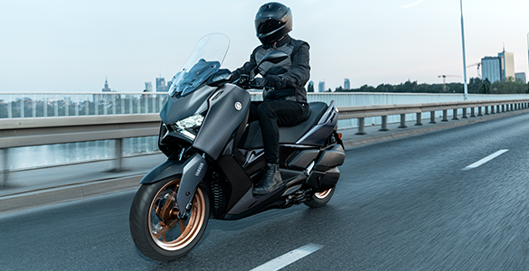 Aktivitas berkendara menjadi lebih nyaman dan menyenangkan dengan tangki bensin berkapasitas besar.