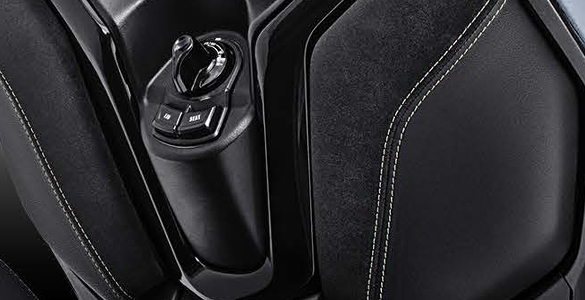 Tutup kompartemen premium menggunakan kulit sintesis dipadukan bahan suede yang berkualitas beraksen jahitan emas memperkuat kesan mewah.