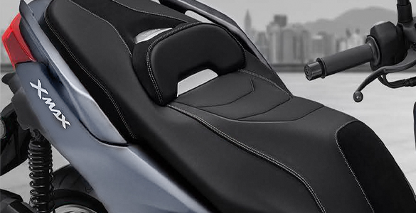 Jok premium dengan sisipan plat krom yang menggunakan kulit sintesis dipadukan bahan suede yang berkualitas beraksen jahitan emas memberikan kenyamanan saat berkendara.