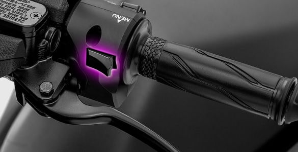 Memilih tampilan informasi dan setting pada speedometer menjadi lebih mudah dengan tombol pengatur yang berada di handle sebelah kiri.