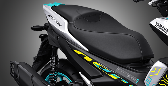 Jok dengan desain sporty berkontur ganda membuat pengendara lebih nyaman.