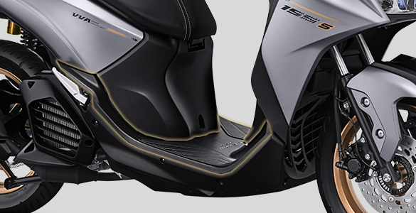 Ruang pijakan kaki yang luas dan nyaman dengan deck rata yang memudahkan akses kaki saat berkendara.