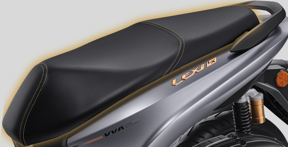 Seat berukuran panjang dengan desain yang elegan mendukung kenyamanan berkendara sendiri maupun berboncengan.