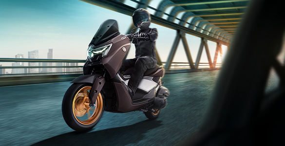 Posisi berkendara yang nyaman dengan ruang kaki yang luas ciri khas MAXi Yamaha yang membuat posisi berkendara lebih rileks untuk jarak dekat atau jarak jauh.