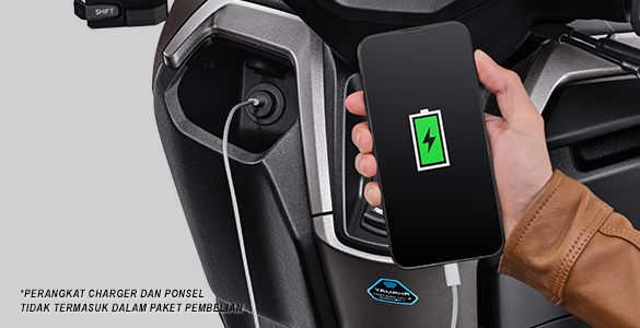 Komunikasi yang selalu terhubung dengan dukungan electric power socket untuk mengisi daya gadget pengendara selama perjalanan.