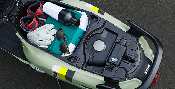 Bagasi luas 17.8L yang dapat memuat berbagai perlengkapan berkendara berikut fashion item-mu!