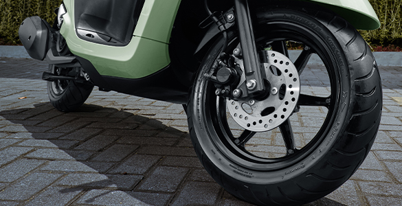 Ukuran ban depan dan ban belakang 110/70 - 12" untuk memberikan pengalaman berkendara yang lebih nyaman pada saat bermanuver.