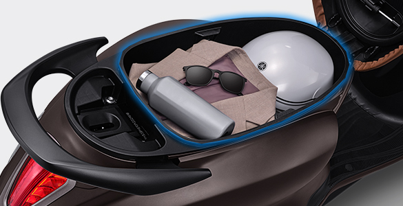 Bagasi luas 27L yang dilengkapi dengan lampu LED untuk memuat berbagai perlengkapan berkendara serta fashion item-mu!