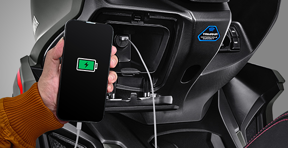 Komunikasi yang selalu terhubung dengan dukungan electric power socket USB type A untuk mengisi daya gadget pengendara selama perjalanan.