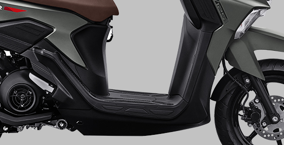 Ruang pijakan kaki lega, anti sesak! Pas untuk berkendara bahkan saat dengan barang bawaan.