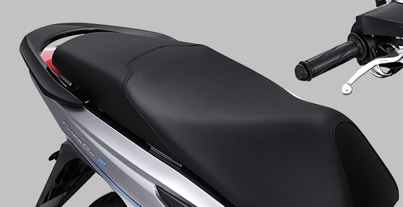 Semakin nyaman saat berboncengan dengan jok yang luas.