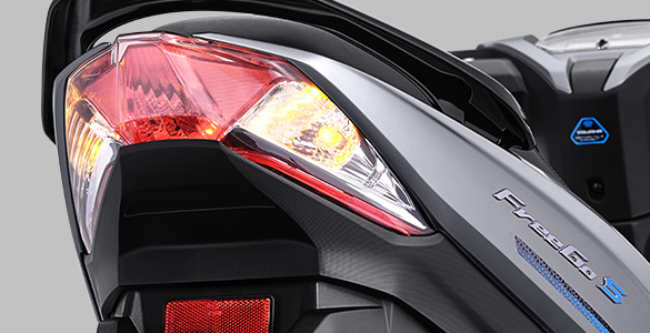 Memberi tanda dalam situasi darurat (sesuai UU No. 22 Tahun 2009 peraturan berlalu lintas pasal 121 ayat1).