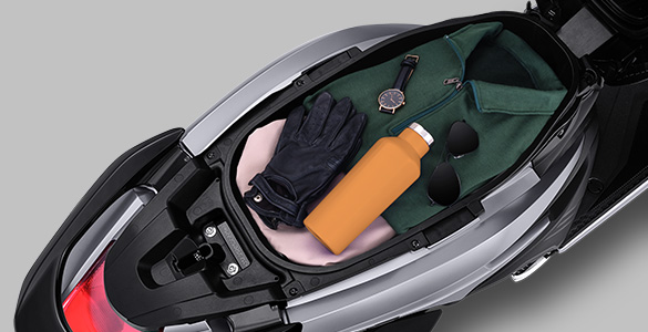 Bagasi luas seperti NMAX, untuk menampung barang bawaan termasuk Helm Full Face Standar Yamaha.