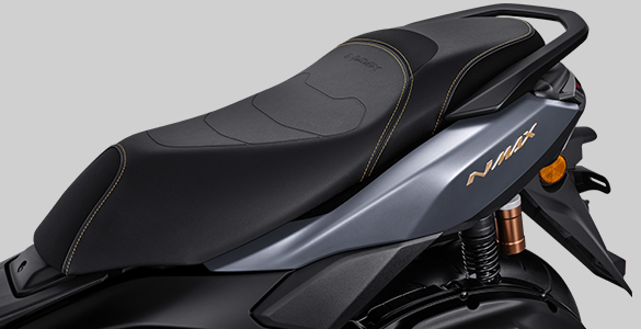 Seat berukuran besar yang mendukung kenyamanan extra, memungkinkan posisi duduk lebih fleksibel sendiri maupun berboncengan. Pada versi Tech MAX jok menggunakan material khusus dengan jahitan emas.
