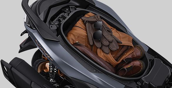 Bagasi besar yang memungkinkan penyimpanan lebih banyak barang, cocok untuk perjalanan jauh dan aktivitas sehari - hari yang memberikan kemudahan extra bagi pengendara.