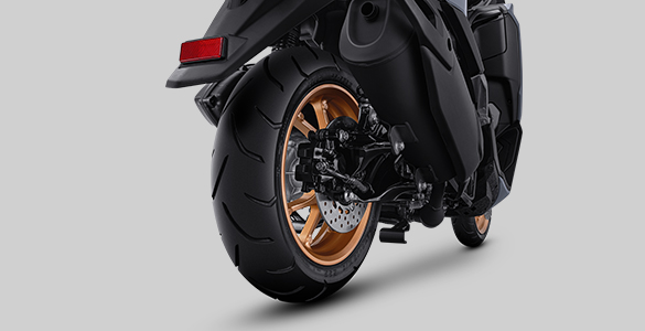 Ukuran ban depan 110/70 - 13", Ukuran ban belakang 130/70 - 13" memberikan pengalaman berkendara yang nyaman saat bermanuver.